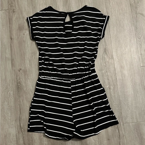 ✨5 for $20!!!✨ Striped romper - Picture 4 of 4